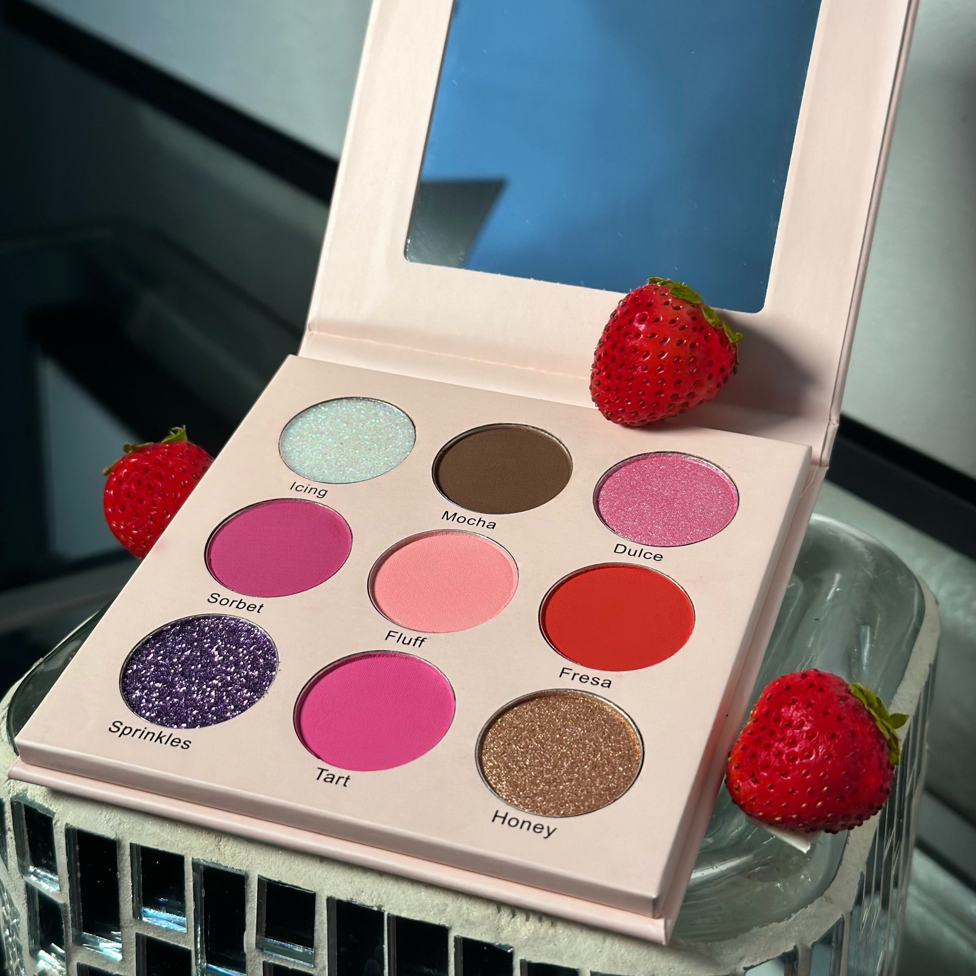 Pink toned Eyeshadow palette from Fresa Cosmetics in Shortcake