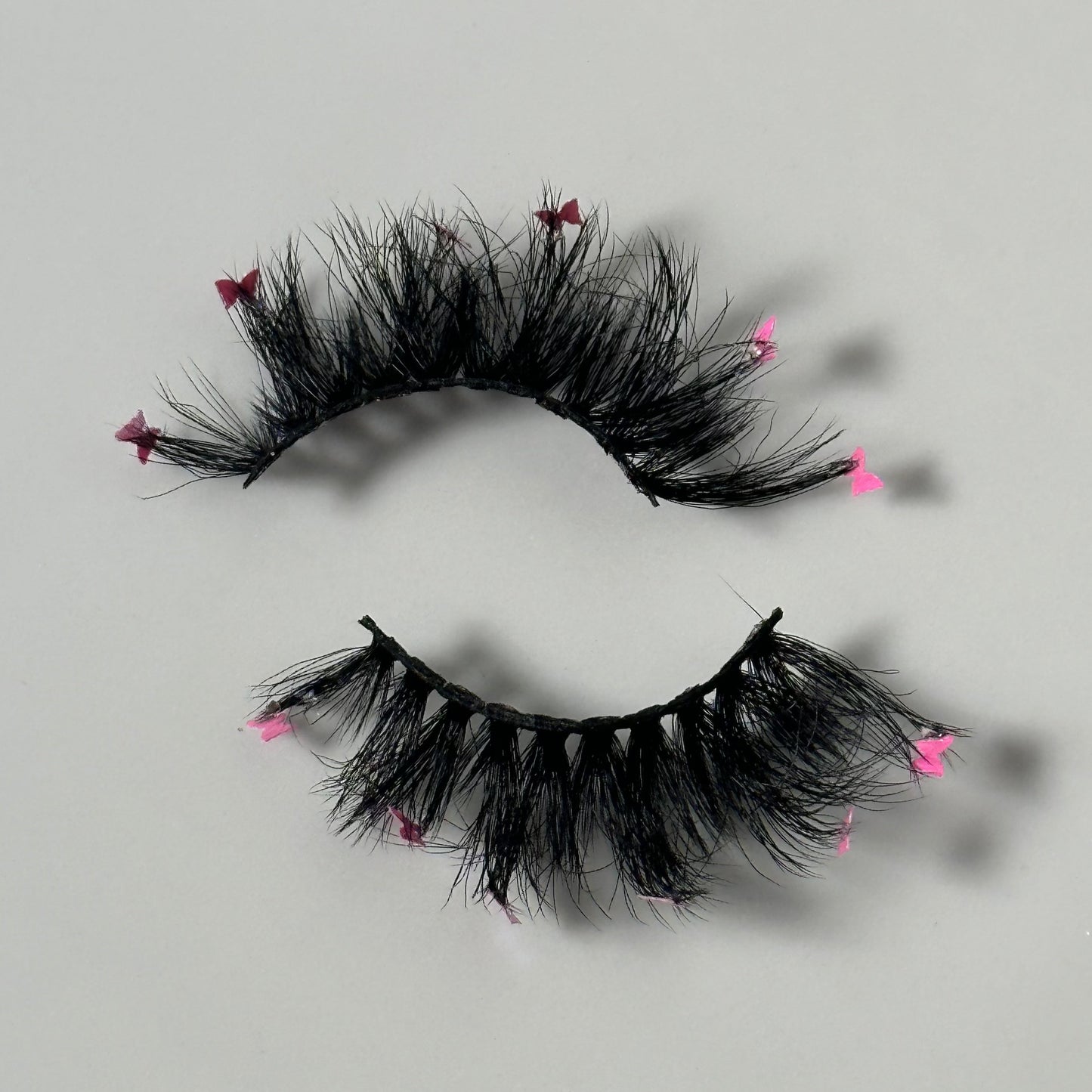 Top view of Butterfly lashes from Fresa Cosmetics in style Niña Fresa outside the packaging