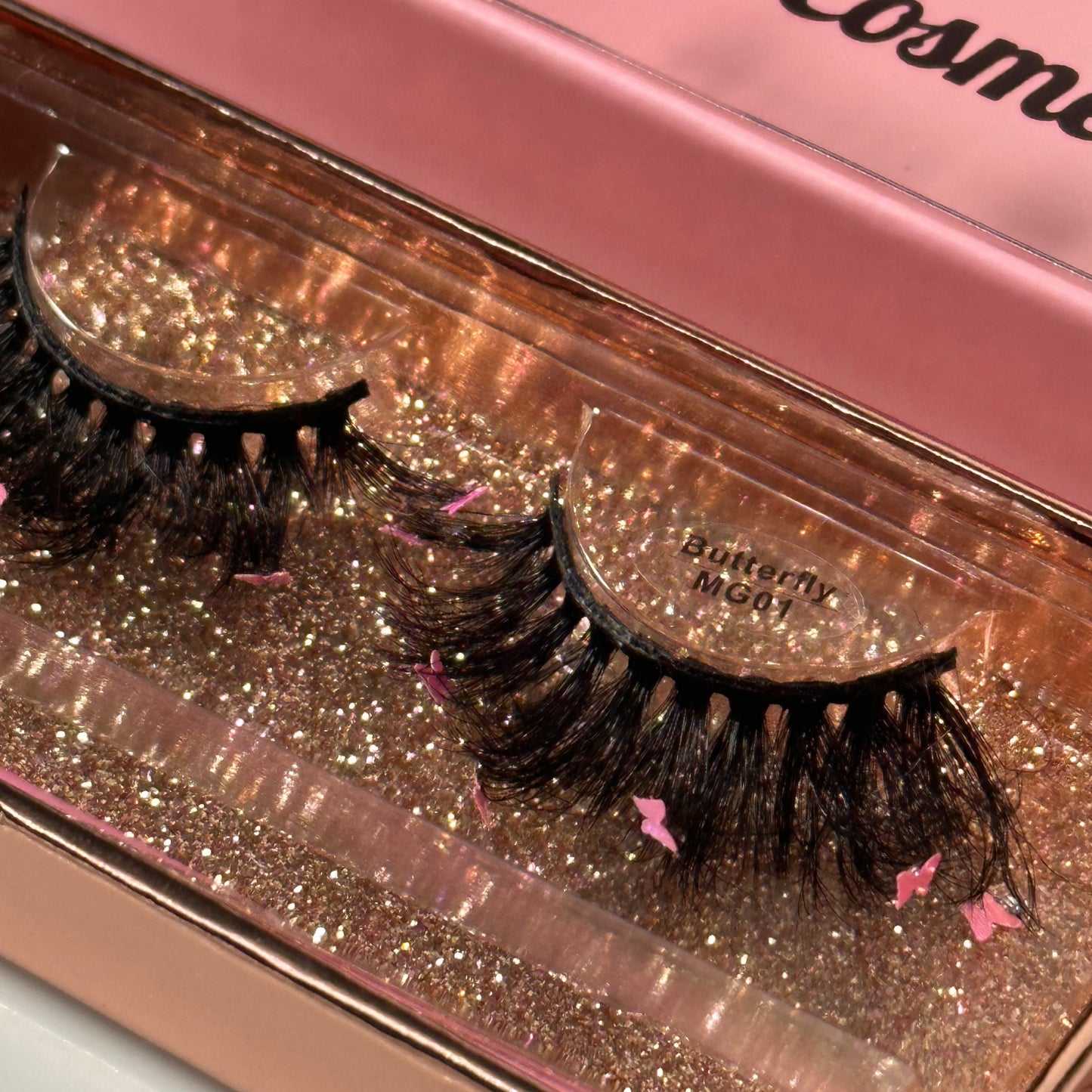 Close up view Butterfly lashes from Fresa Cosmetics in style Niña Fresa in the packaging