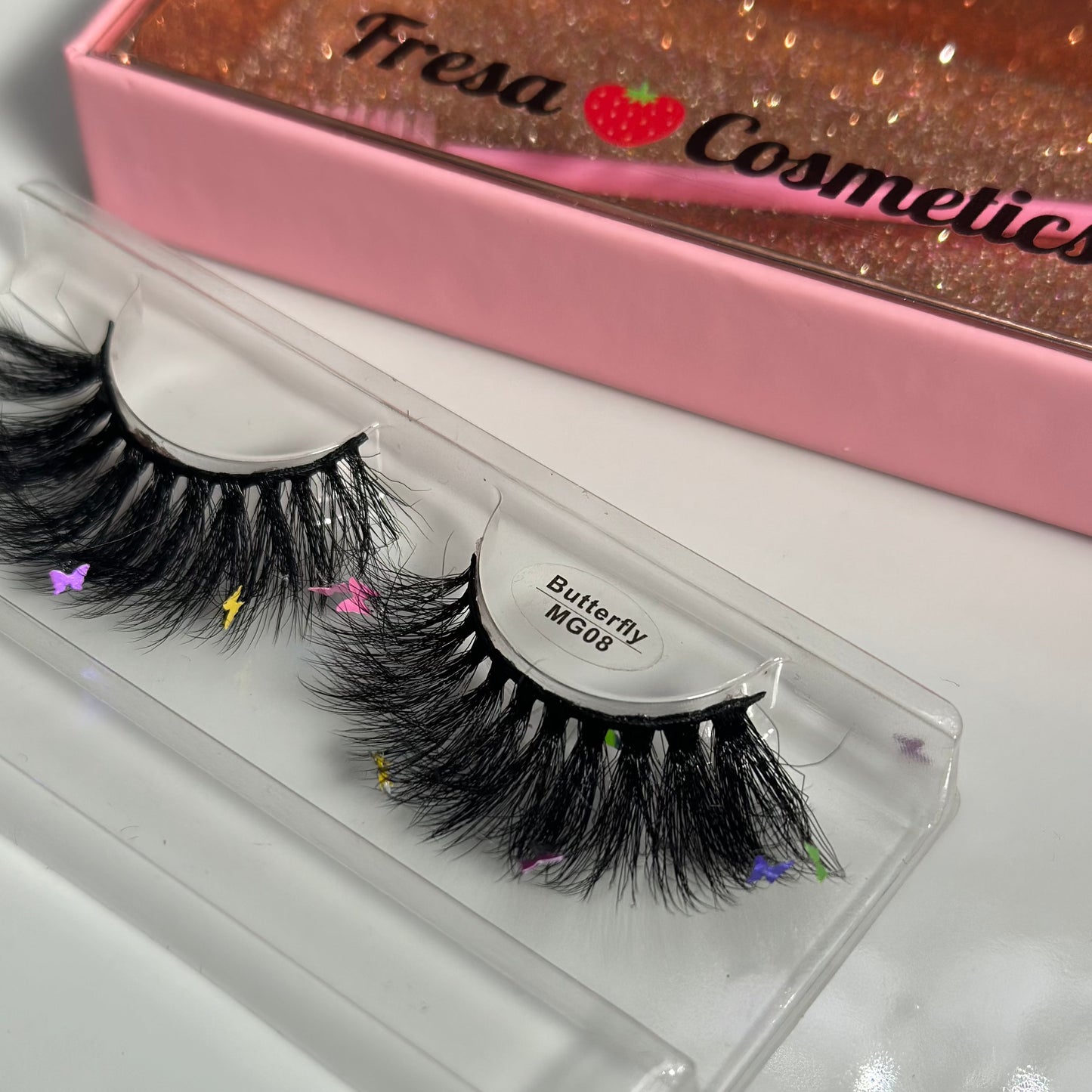 Fluffly Rainbow butterfly lashes in style Iconic from Fresa Cosmetics