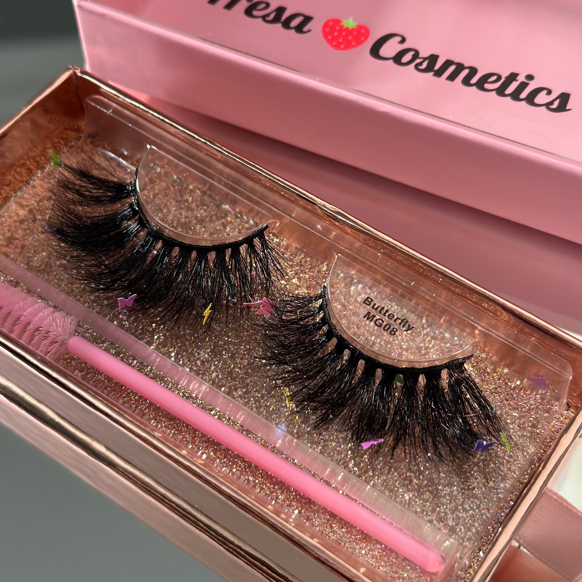 Fluffly butterfly lashes from Fresa Cosmetics in style Iconic in its sparkly and pink packaging